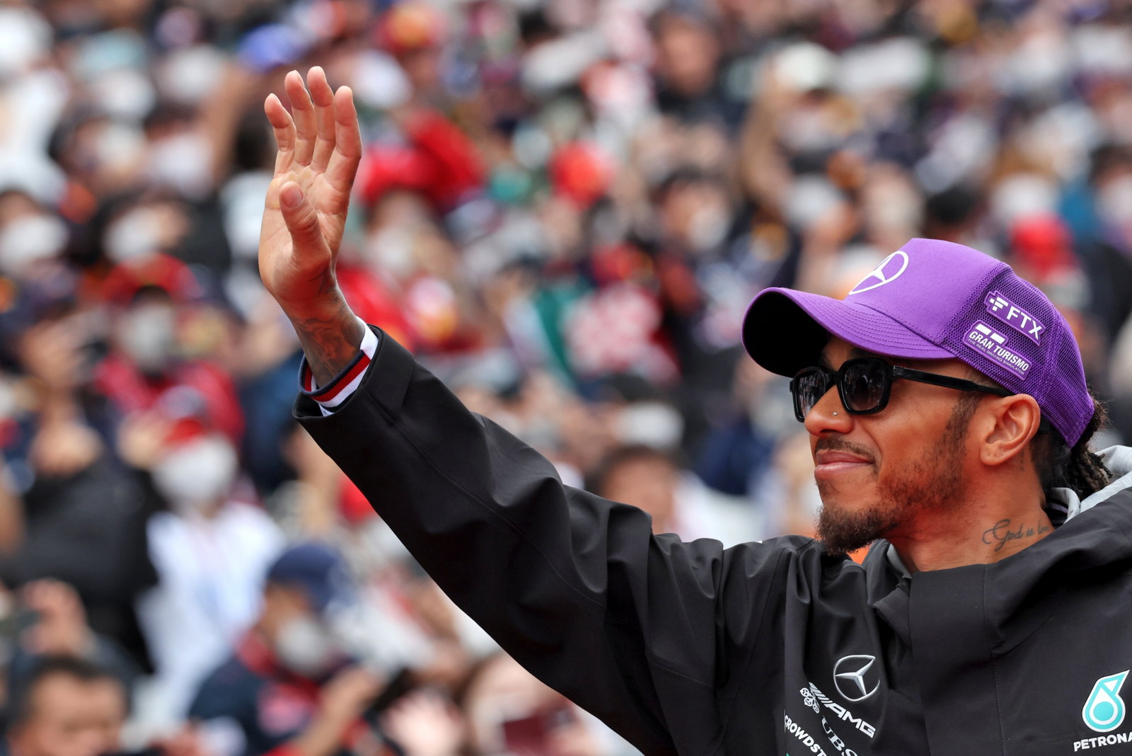 Lewis Hamilton (GBR) ) Mercedes AMG F1 di parade pembalap. Kejuaraan Dunia Formula 1, Rd 18, Grand Prix Jepang,
