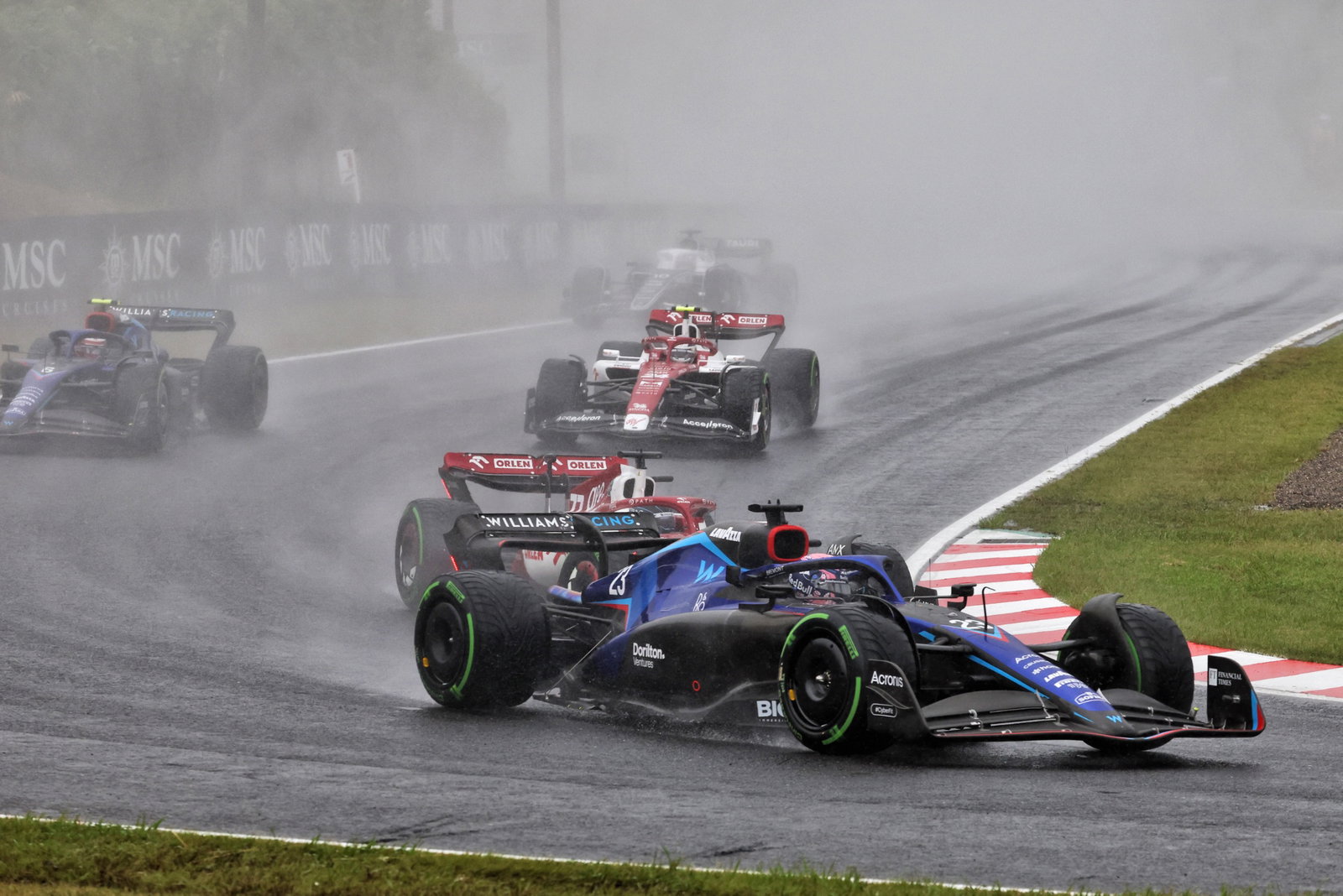 Alexander Albon (THA) Williams Racing FW44 at the start of the race. Formula 1 World Championship, Rd 18, Japanese Grand