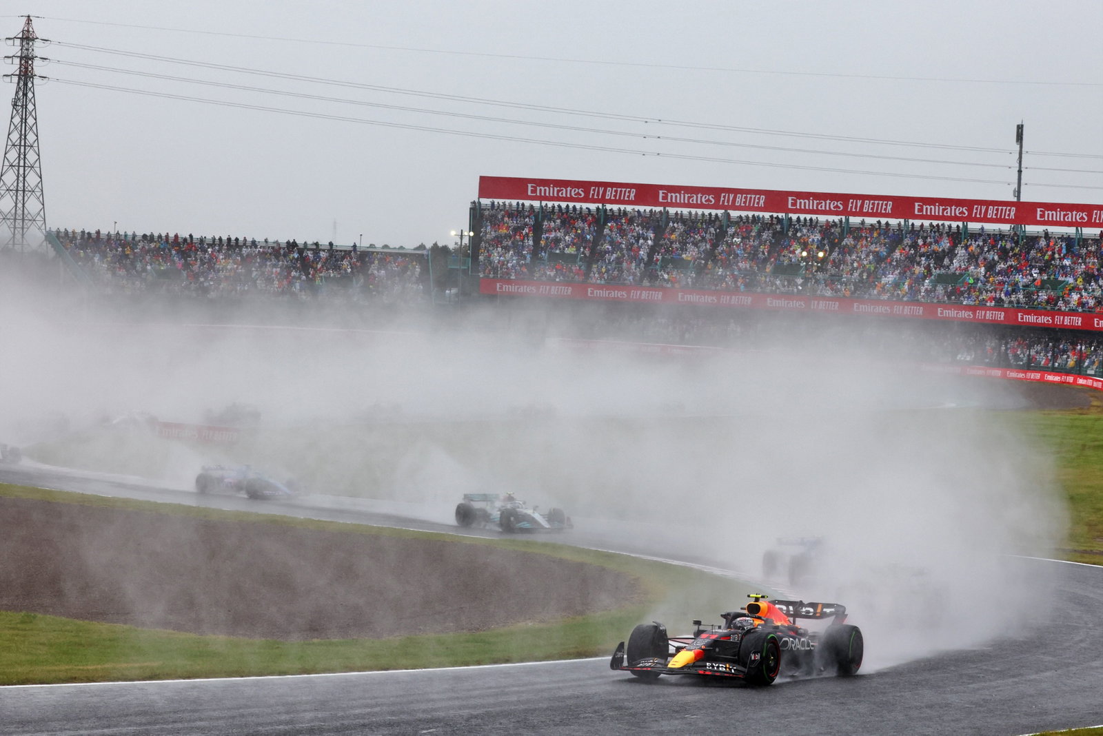 Sergio Perez (MEX) Red Bull Racing RB18 at the start of the race. Formula 1 World Championship, Rd 18, Japanese Grand