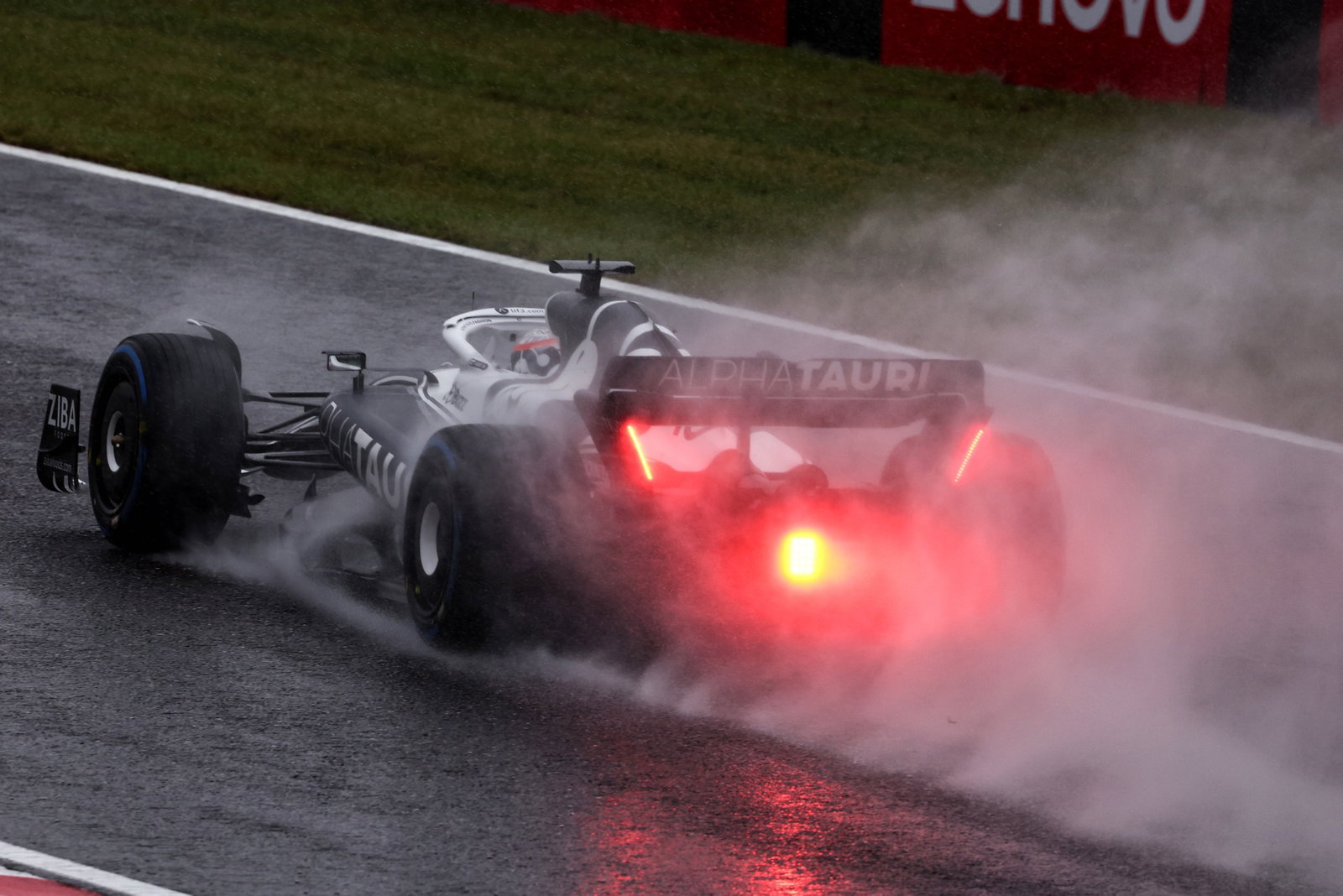 Pierre Gasly (FRA) ) AlphaTauri AT03. Kejuaraan Dunia Formula 1, Rd 18, Grand Prix Jepang, Suzuka, Jepang, Hari Balapan. -