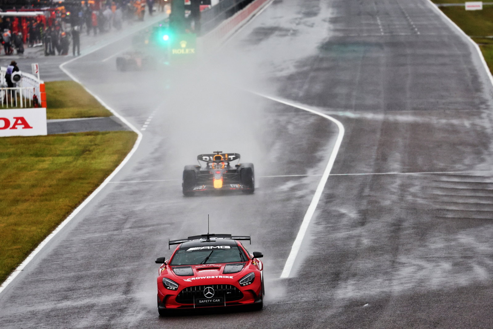Max Verstappen (NLD) Red Bull Racing RB18 leads behind the Mercedes AMG FIA Safety Car. Formula 1 World Championship, Rd