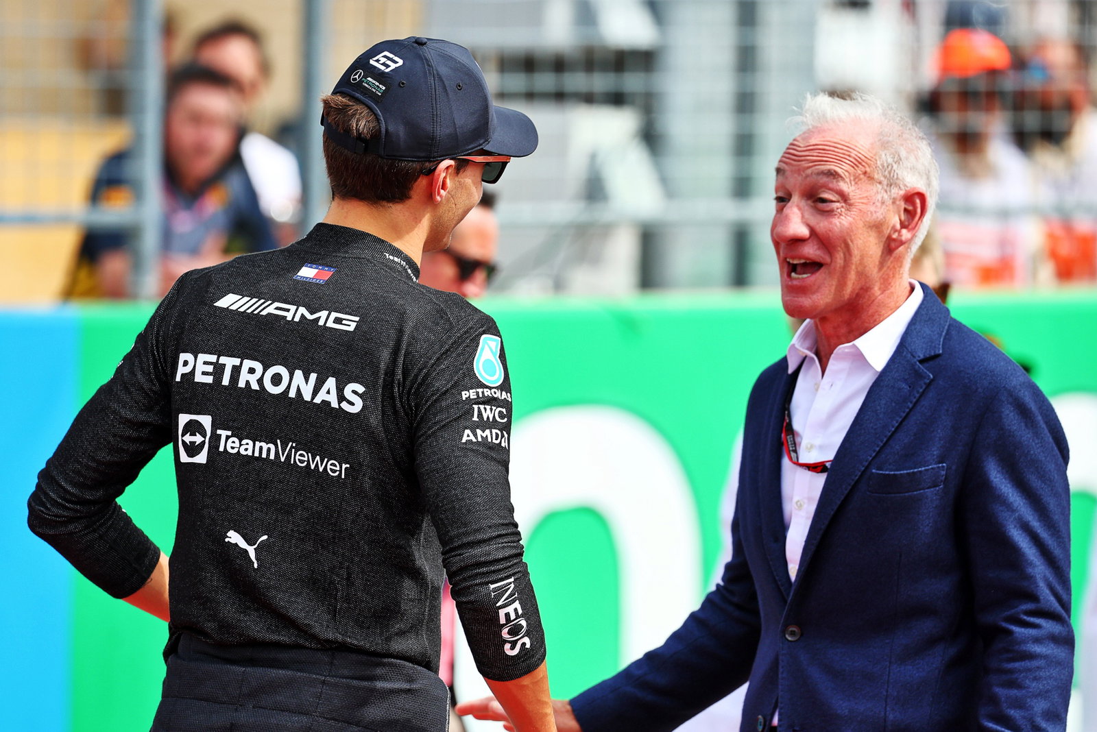 (L ke R ): George Russell (GBR) Mercedes AMG F1 dengan Greg Maffei (USA) Liberty Media Corporation President and Chief