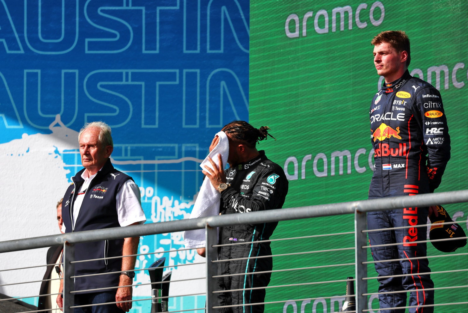 (L to R): Dr Helmut Marko (AUT) Red Bull Motorsport Consultant; Lewis Hamilton (GBR) Mercedes AMG F1; and race winner Max