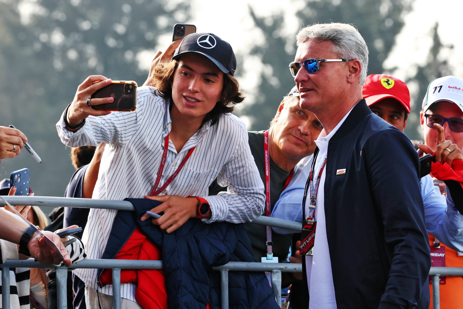 David Coulthard (GBR ) Penasihat Red Bull Racing dan Scuderia Toro / Komentator F1 Channel 4 bersama penggemar Formula 1 World