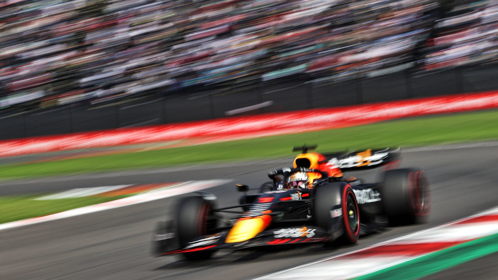 Max Verstappen (NLD) Red Bull Racing RB18. 