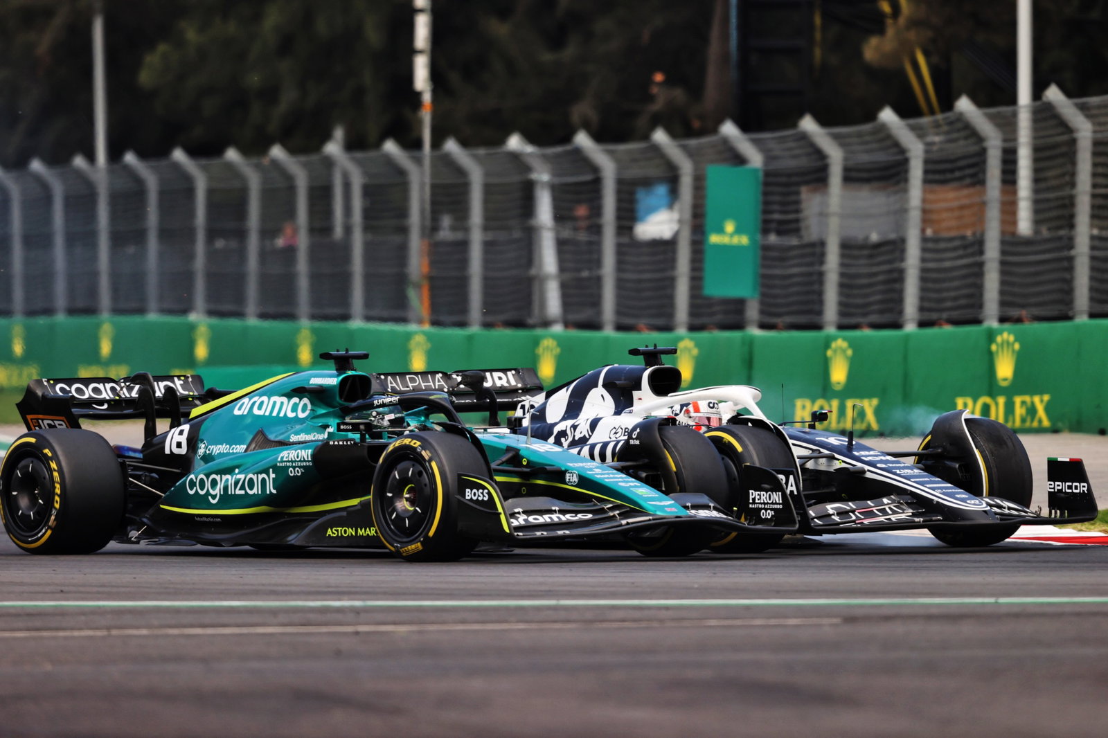 Lance Berjalan-jalan (CDN) ) Aston Martin F1 Team AMR22 dan Pierre Gasly (FRA) AlphaTauri AT03 memperebutkan posisi. Formula 1 Dunia