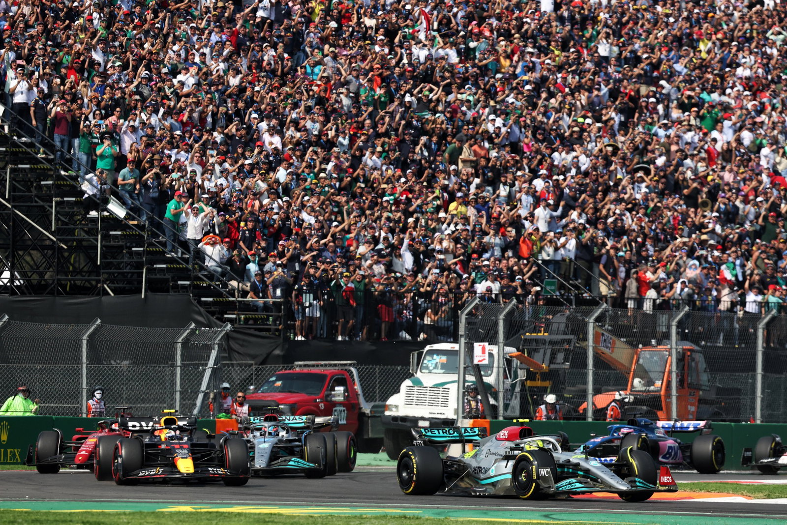 Lewis Hamilton (GBR) Mercedes AMG F1 W13 at the start of the race. Formula 1 World Championship, Rd 20, Mexican Grand