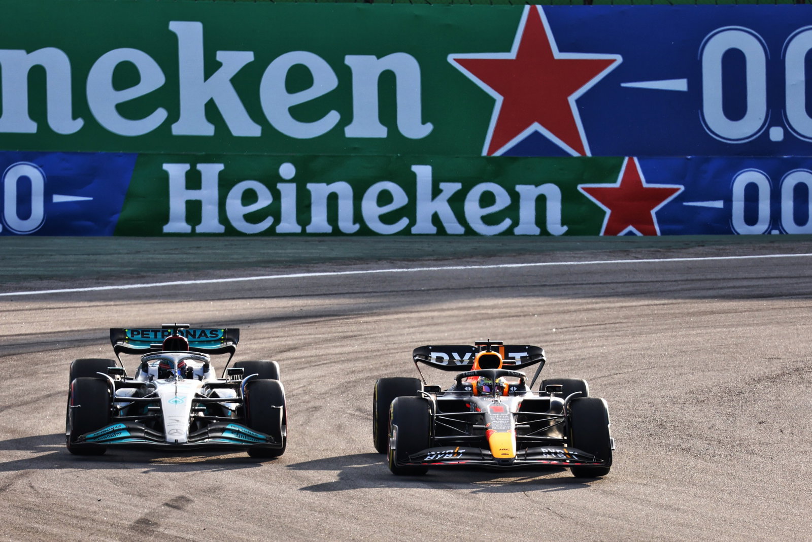 Max Verstappen (NLD) Red Bull Racing RB18 and George Russell (GBR) Mercedes AMG F1 W13 battle for the lead of the race.