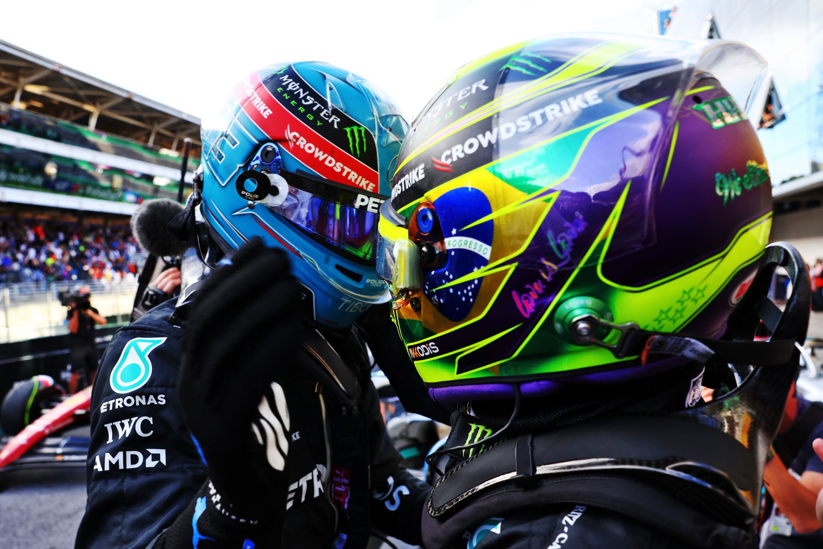 George Russell (GBR) ) Mercedes AMG F1 merayakan finis pertama di Sprint parc ferme dengan rekan setimnya di posisi ketiga Lewis