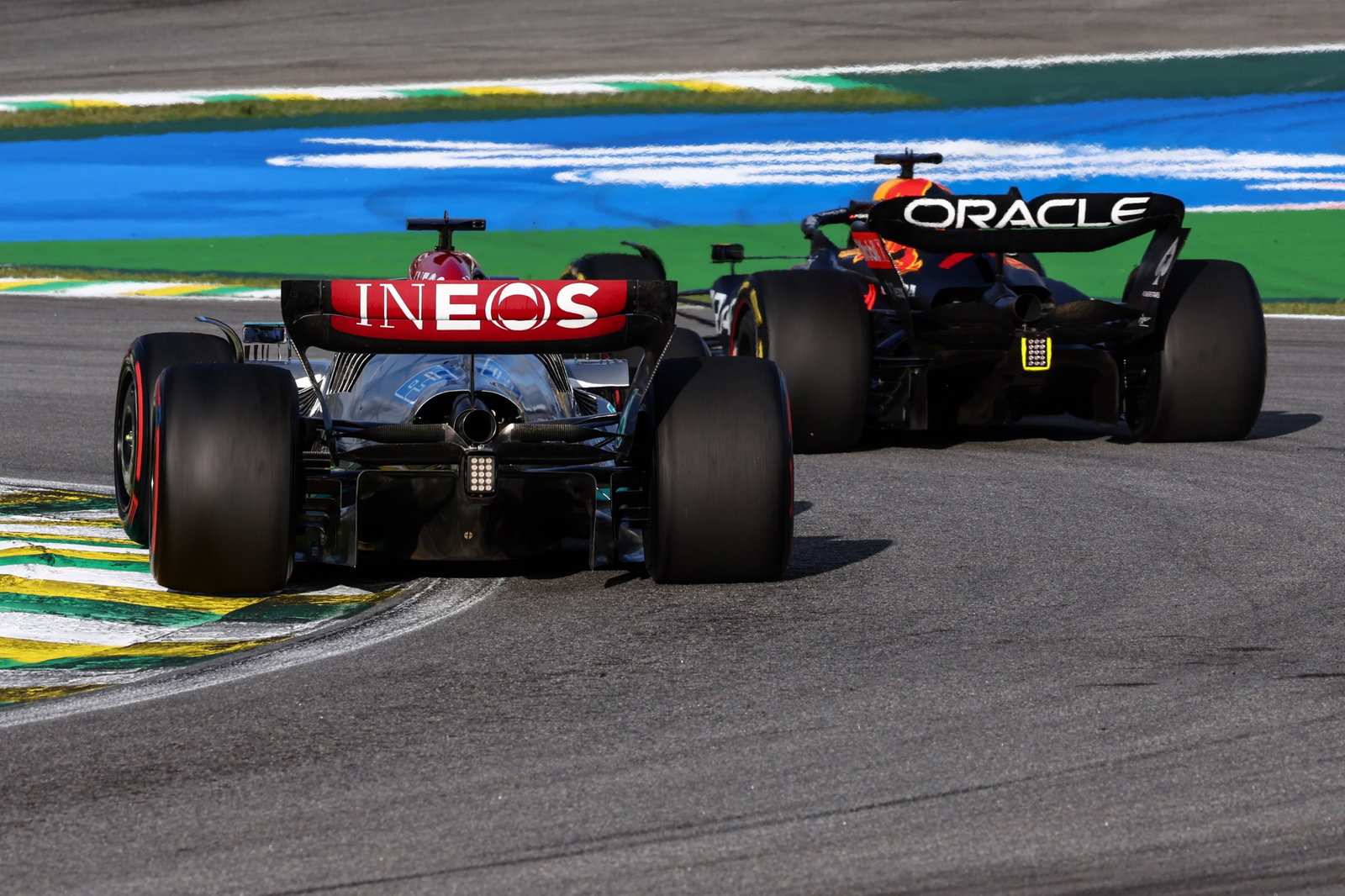 George Russell (GBR), Mercedes AMG F1 and Max Verstappen (NLD), Red Bull Racing Formula 1 World Championship, Rd 21,