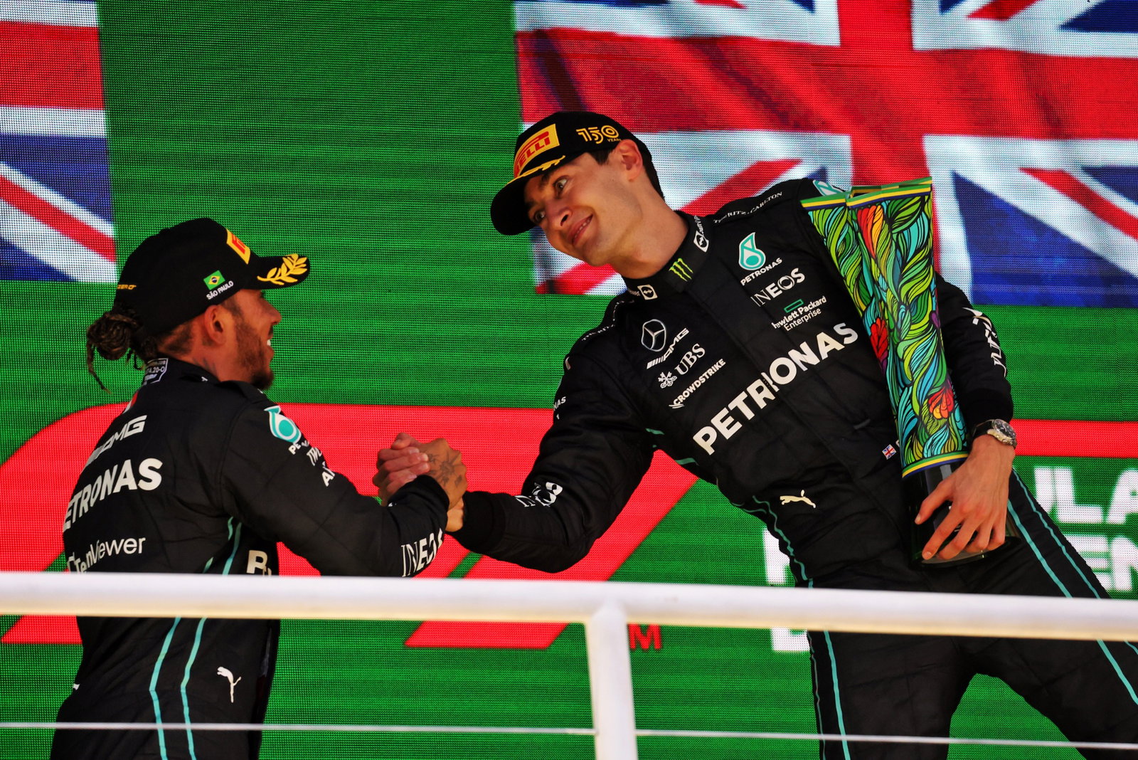 (L ke R ): Posisi kedua Lewis Hamilton (GBR) Mercedes AMG F1 mengucapkan selamat kepada pemenang balapan dan rekan setimnya George Russell (GBR)
