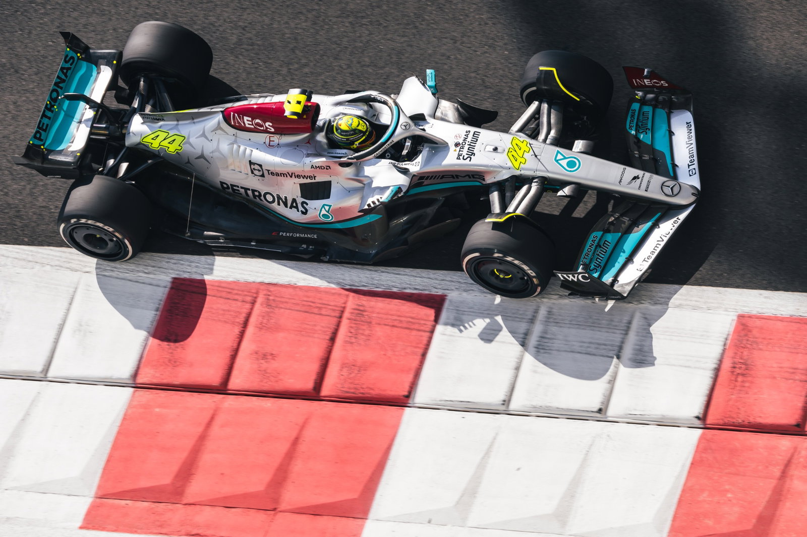 Lewis Hamilton (GBR ) Mercedes AMG F1 W13. Kejuaraan Dunia Formula 1, Rd 22, Grand Prix Abu Dhabi, Sirkuit Yas Marina,