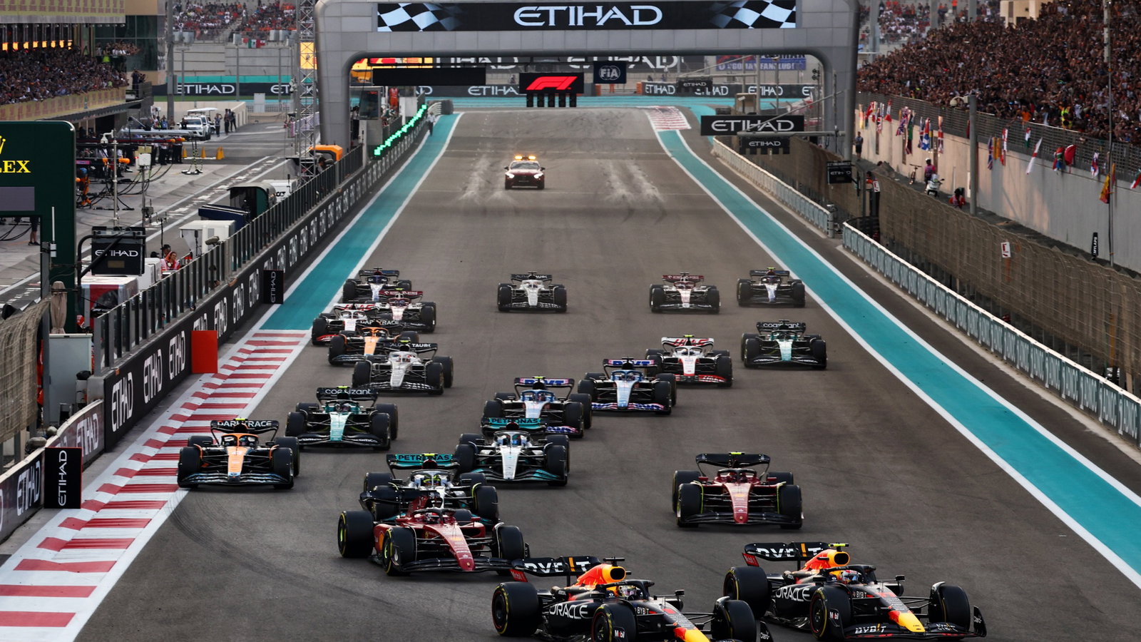 Max Verstappen (NLD) Red Bull Racing RB18 and Sergio Perez (MEX) Red Bull Racing RB18 lead at the start of the race.
