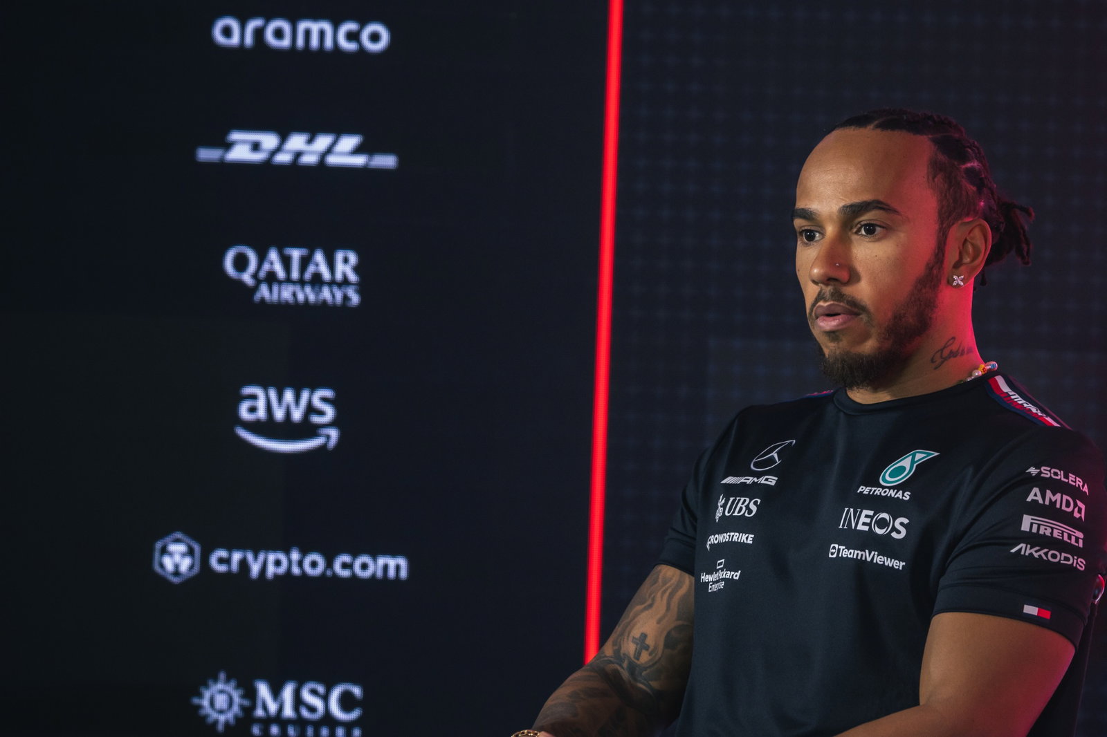 Lewis Hamilton (GBR ) Mercedes AMG F1 dalam Konferensi Pers FIA. Tes Formula 1, Sakhir, Bahrain, Hari Ketiga.-