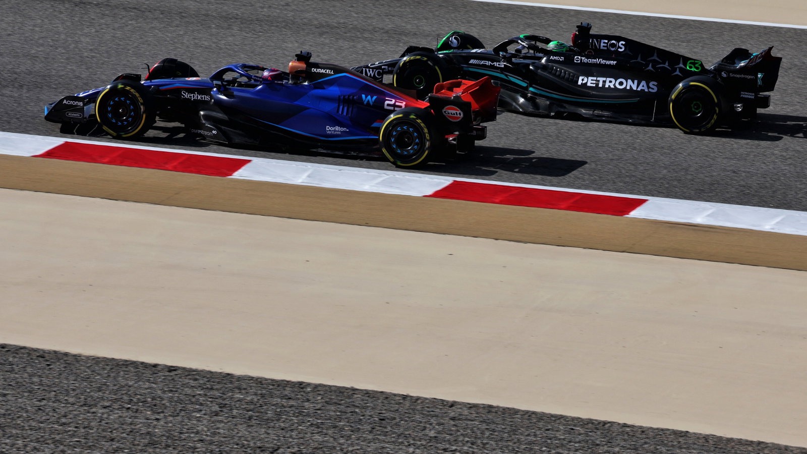 Alexander Albon (THA) Williams Racing FW45 and Lewis Hamilton (GBR) Mercedes AMG F1 W14. Formula 1 World Championship, Rd
