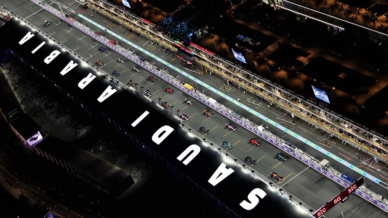 Sergio Perez (MEX) Red Bull Racing RB19 on pole position at the start of the race. Formula 1 World Championship, Rd 2,