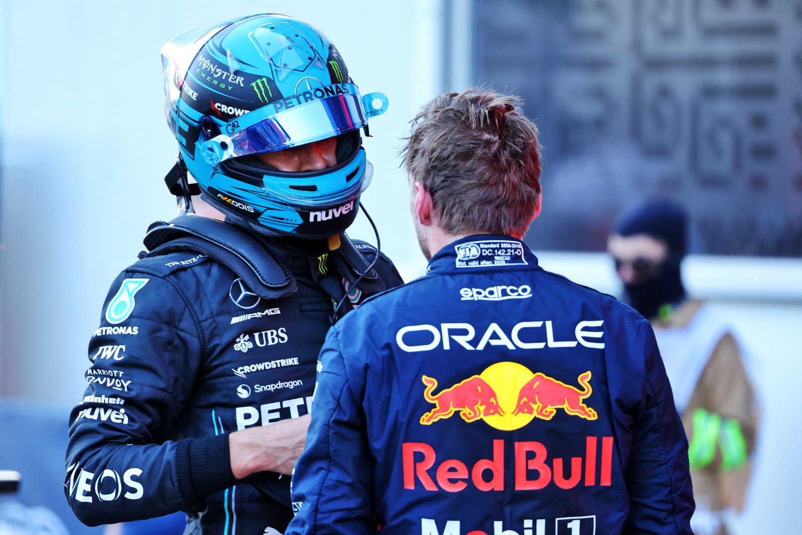 (L ke R ): George Russell (GBR) Mercedes AMG F1 dan Max Verstappen (NLD) Red Bull Racing mendiskusikan balapan Sprint di parc