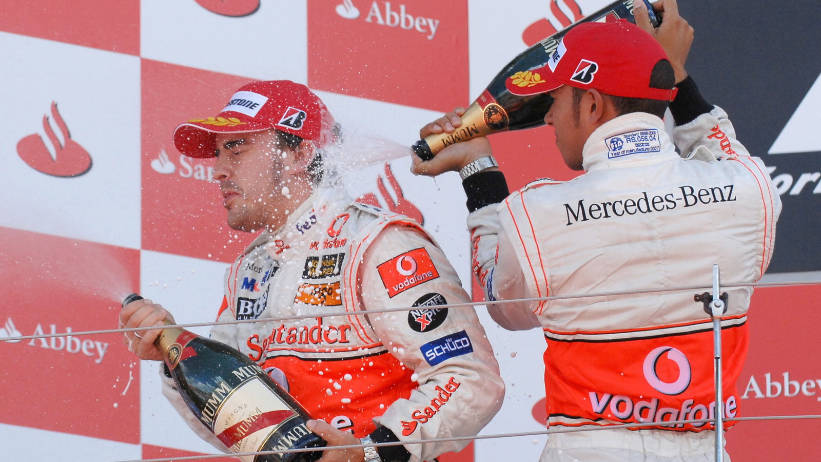 Fernando Alonso (ESP) McLaren MP4/22, 