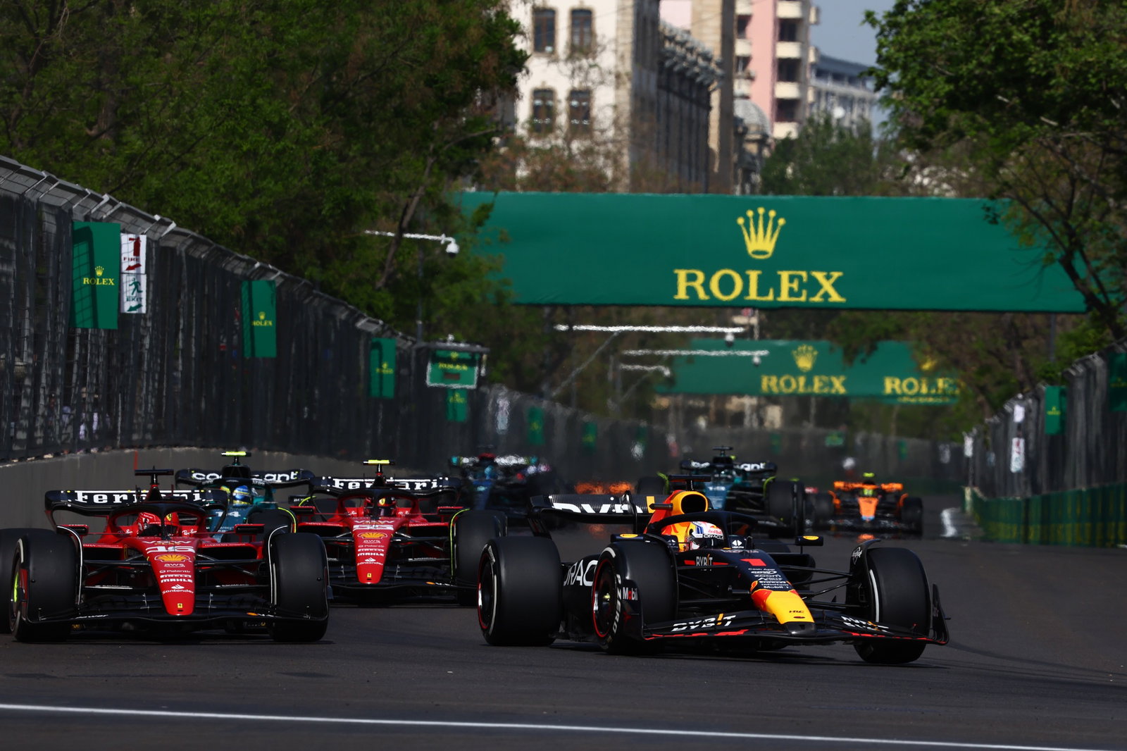 (L ke R ): Charles Leclerc (MON) Ferrari SF-23 dan Max Verstappen (NLD) Red Bull Racing RB19 bertarung memperebutkan posisi. Formula 1