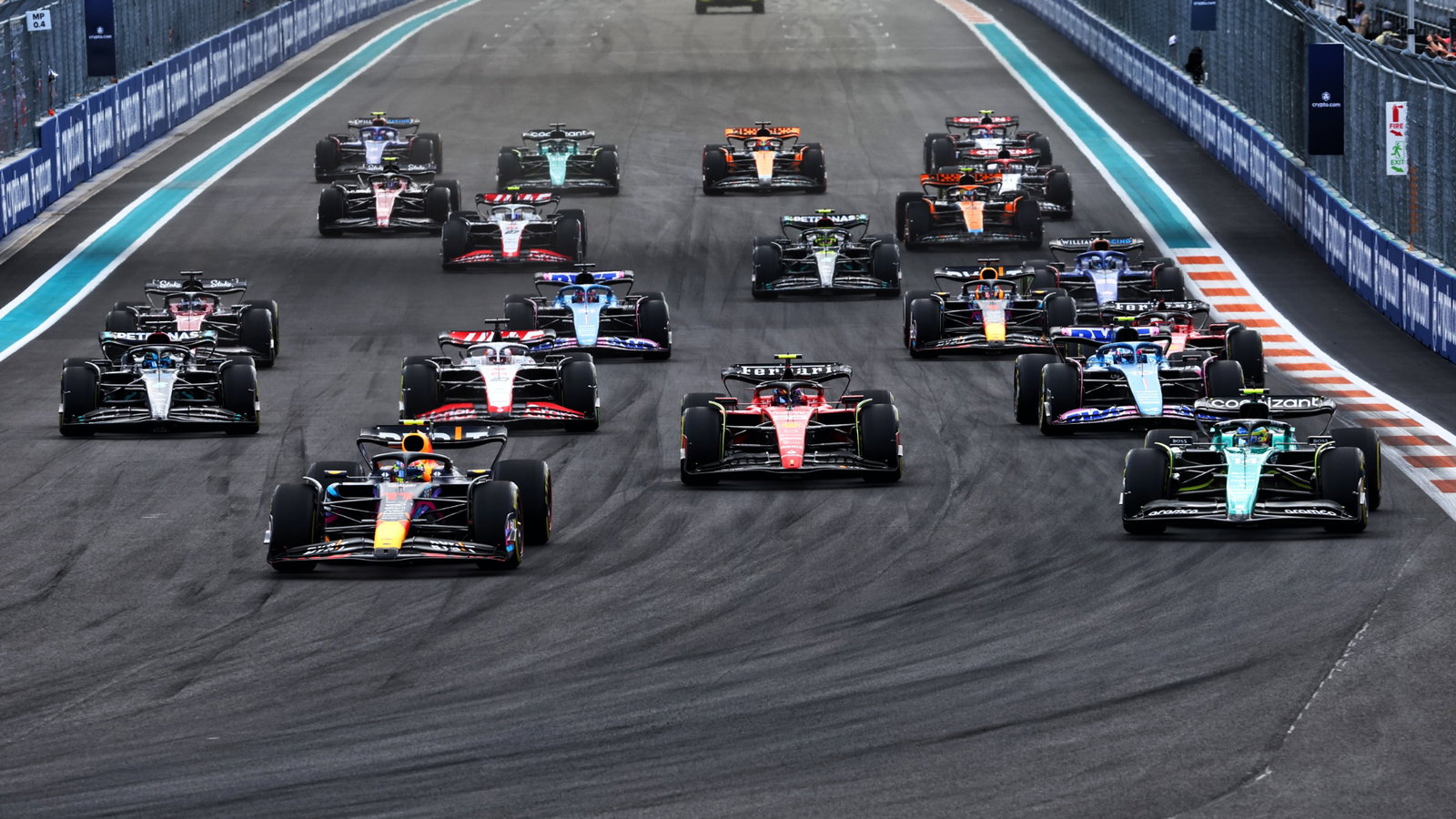 Sergio Perez (MEX) Red Bull Racing RB19 leads at the start of the race. Formula 1 World Championship, Rd 5, Miami Grand