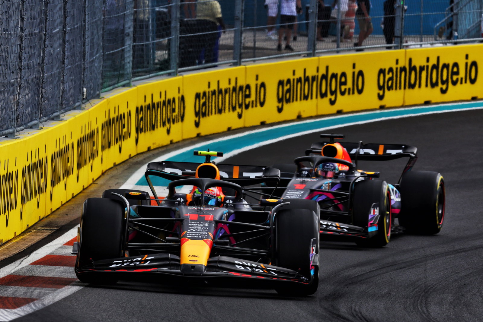 Sergio Perez (MEX ) Red Bull Racing RB19 memimpin rekan setimnya Max Verstappen (NLD) Red Bull Racing RB19. Formula 1 World