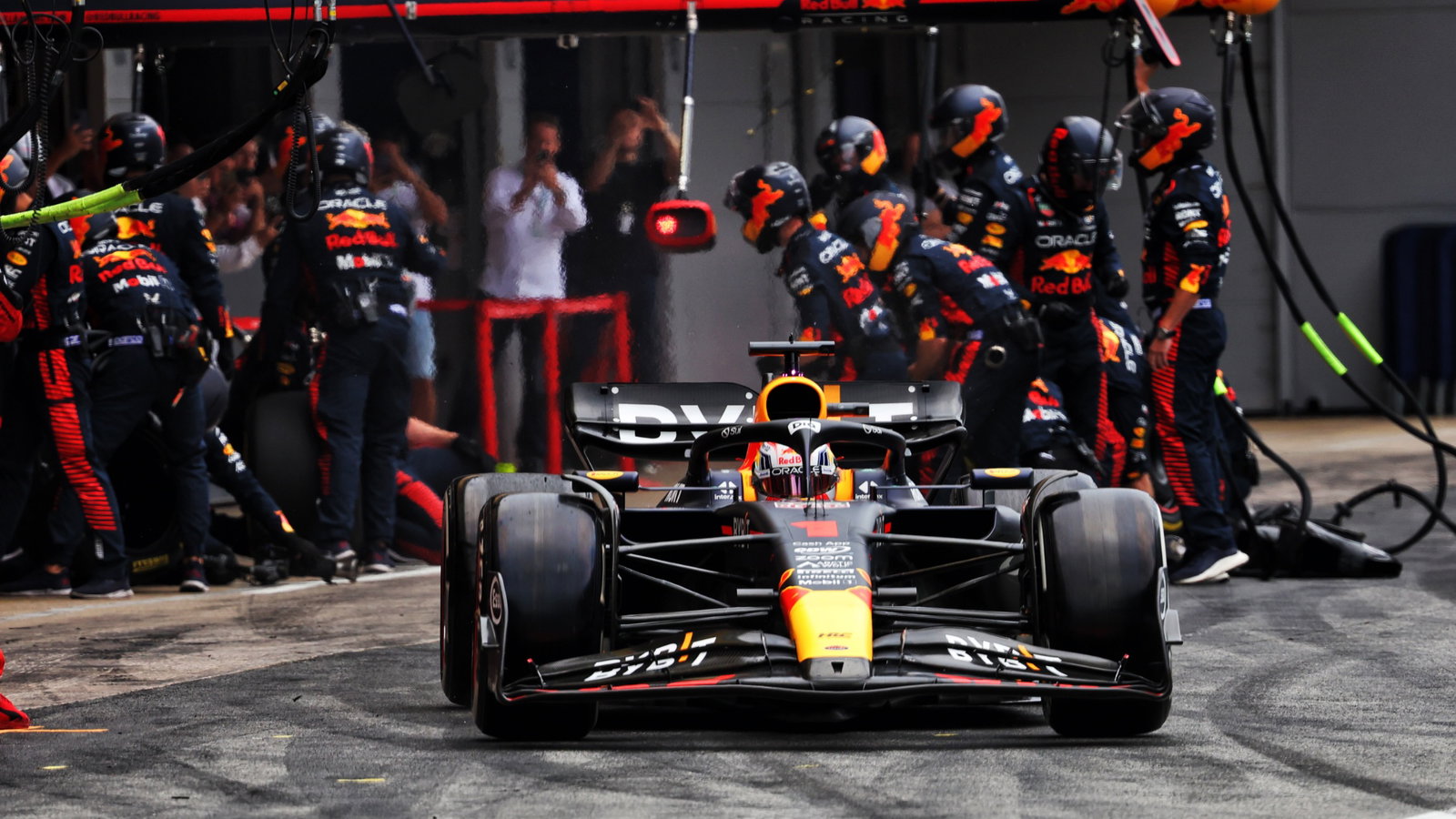 Max Verstappen (NLD) Red Bull Racing RB19 makes a pit stop. Formula 1 World Championship, Rd 8, Spanish Grand Prix,