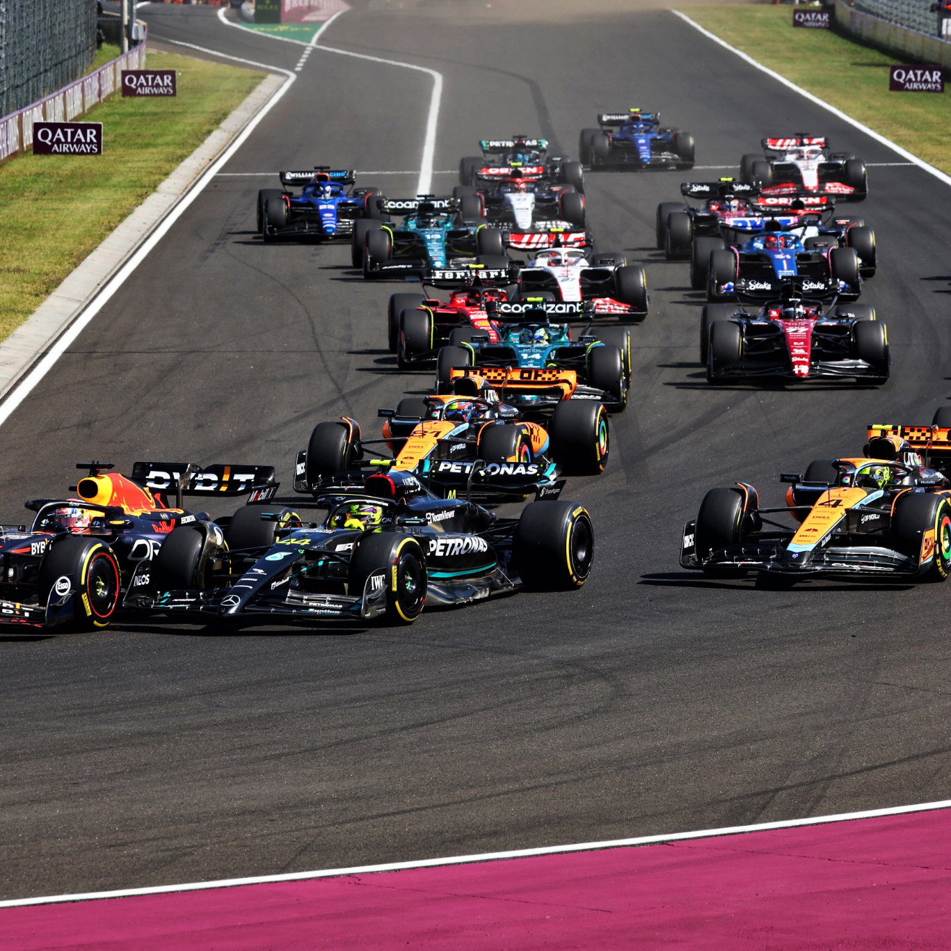 Max Verstappen (NLD) Red Bull Racing RB19 leads Lewis Hamilton (GBR) Mercedes AMG F1 W14 at the start of the race. Formula