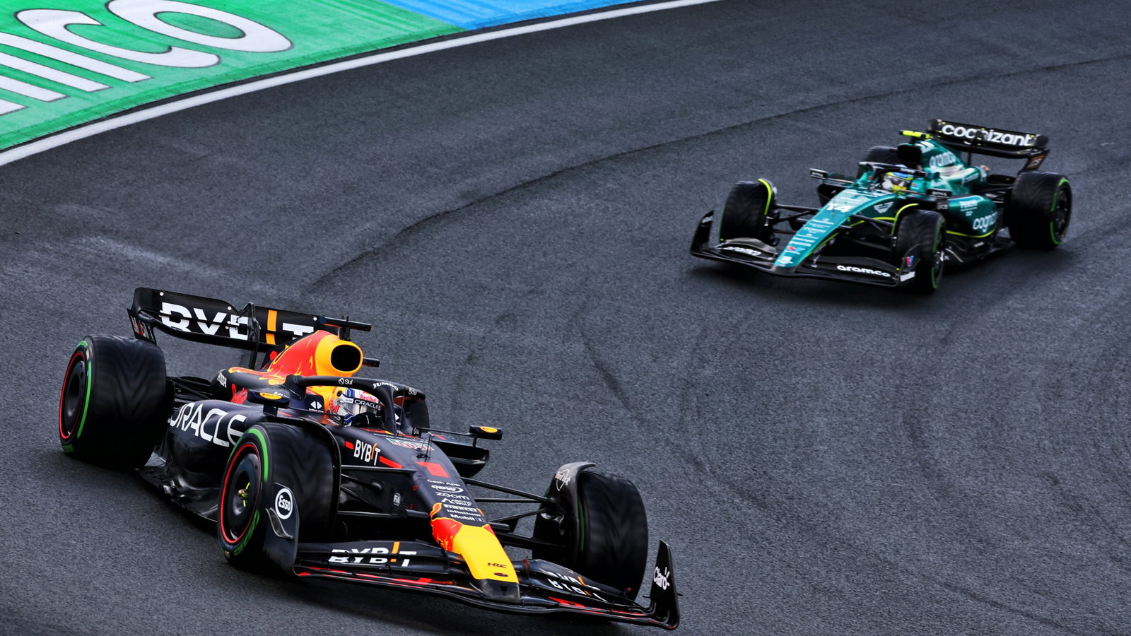 Max Verstappen (NLD) Red Bull Racing RB19 leads Fernando Alonso (ESP) Aston Martin F1 Team AMR23. Formula 1 World