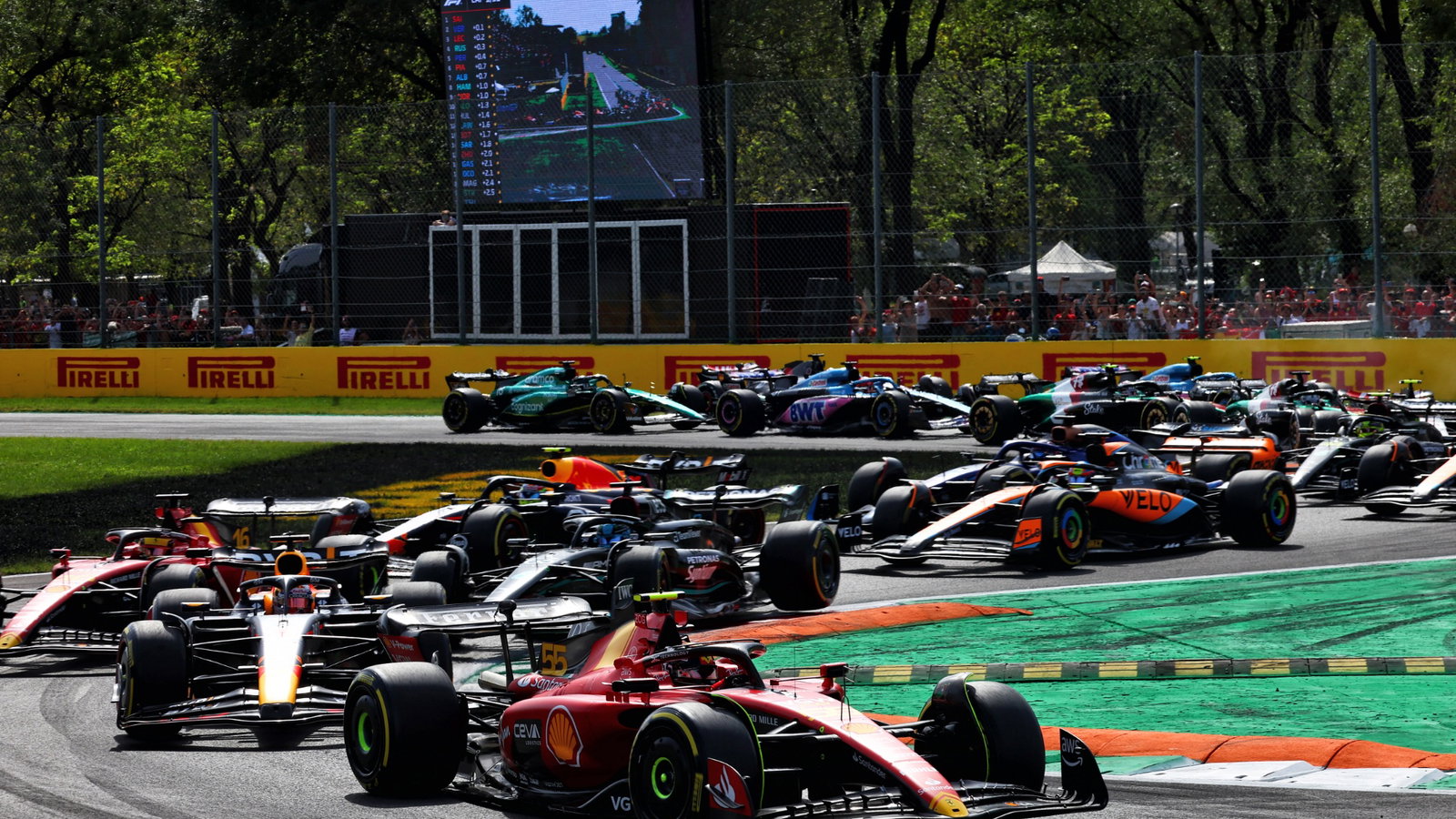 Carlos Sainz Jr (ESP) Ferrari SF-23 leads at the start of the race. Formula 1 World Championship, Rd 15, Italian Grand
