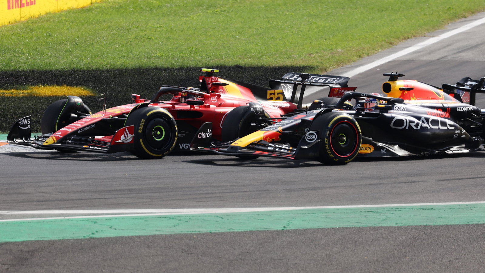 Carlos Sainz Jr (ESP) Ferrari SF-23 and Max Verstappen (NLD) Red Bull Racing RB19 battle for the lead of the race. Formula