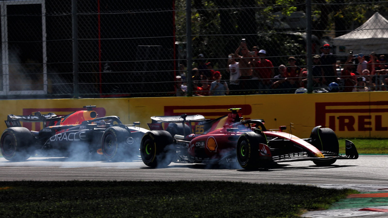 Carlos Sainz Jr (ESP) Ferrari SF-23 locks up under braking ahead of Max Verstappen (NLD) Red Bull Racing RB19. Formula 1