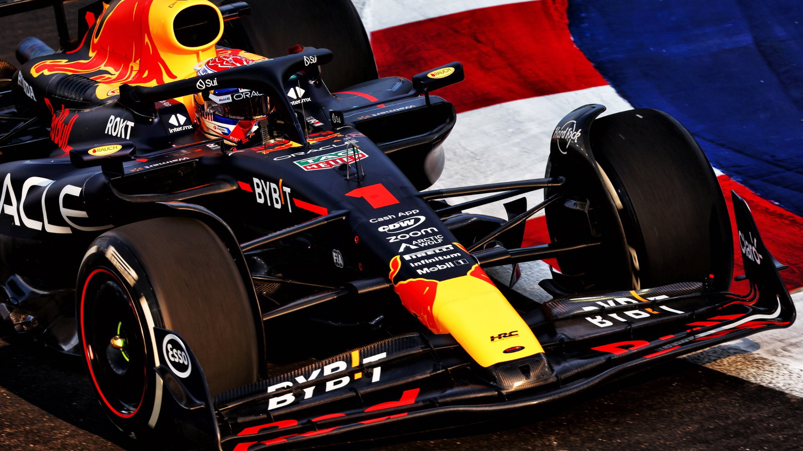Max Verstappen (NLD) Red Bull Racing RB19. Formula 1 World Championship, Rd 16, Singapore Grand Prix, Marina Bay Street