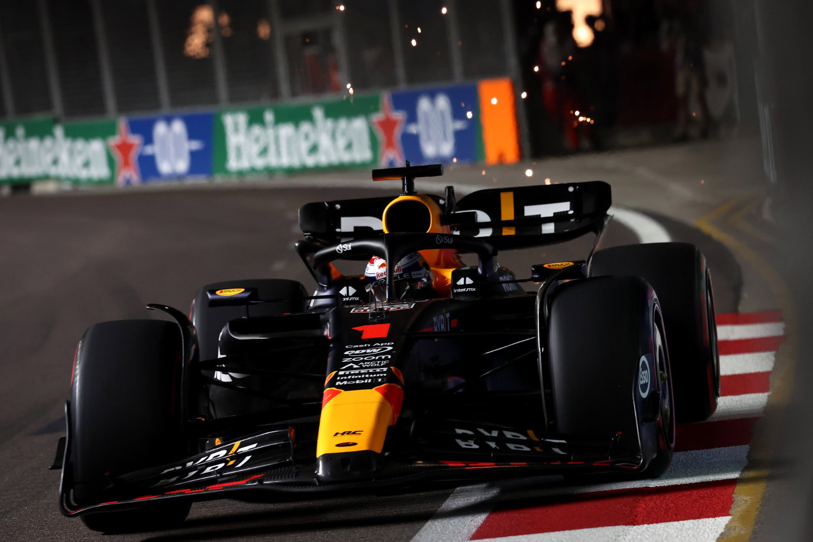 Max Verstappen (NLD ) Red Bull Racing RB19. Kejuaraan Dunia Formula 1, Rd 16, Grand Prix Singapura, Marina Bay Street