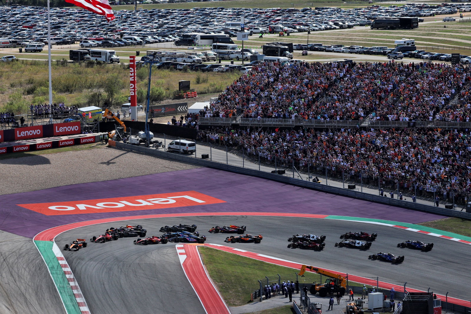 Lando Norris (GBR) McLaren MCL60 leads at the start of the race. Formula 1 World Championship, Rd 19, United States Grand