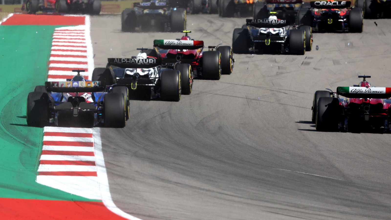 Alexander Albon (THA) Williams Racing FW45 at the start of the race. Formula 1 World Championship, Rd 19, United States