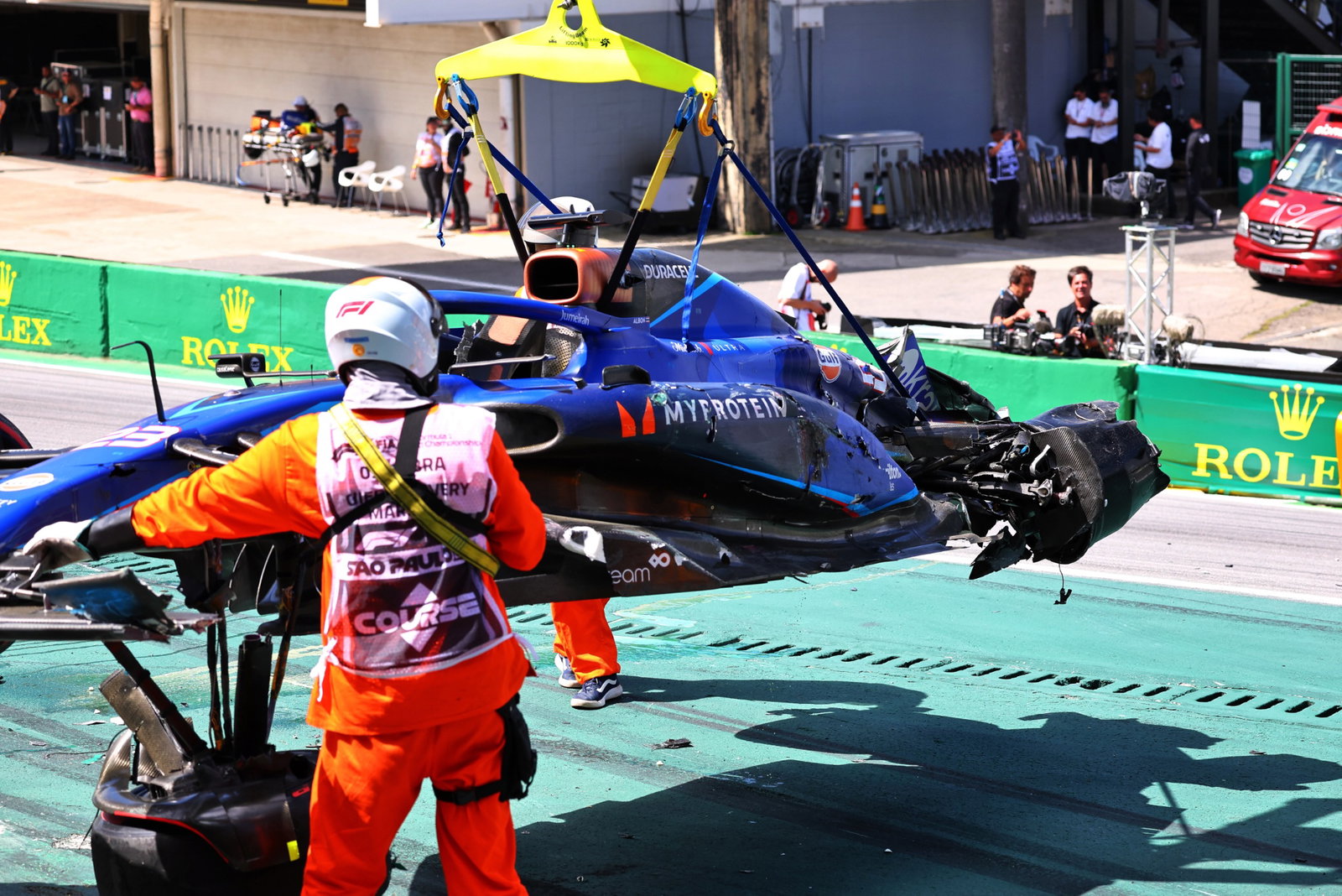 Alexander Albon (THA) Williams Racing FW45 crashed out at the start of the race. Formula 1 World Championship, Rd 21,