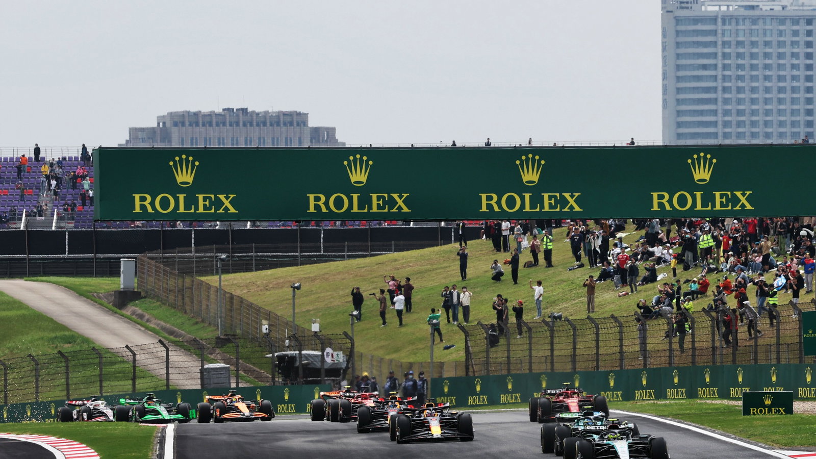 Lewis Hamilton (GBR) Mercedes AMG F1 W15 leads at the start of Sprint. Formula 1 World Championship, Rd 5, Chinese Grand