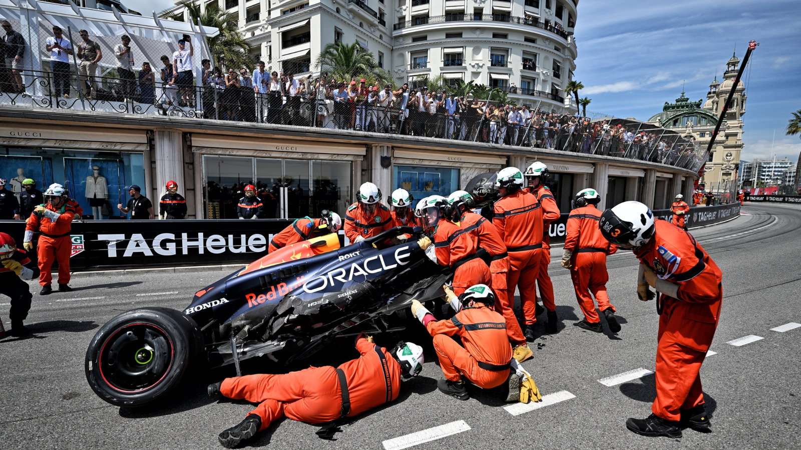 The Red Bull Racing RB20 of Sergio Perez (MEX) Red Bull Racing removed by marshals after the race stopping start crash.