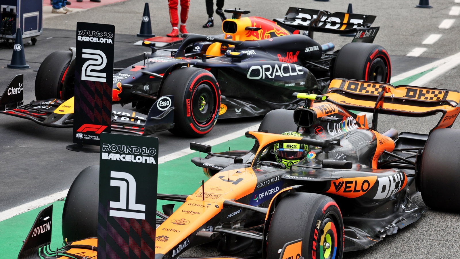 Pole sitter Lando Norris (GBR) McLaren MCL38 and second placed Max Verstappen (NLD) Red Bull Racing RB20 in qualifying parc