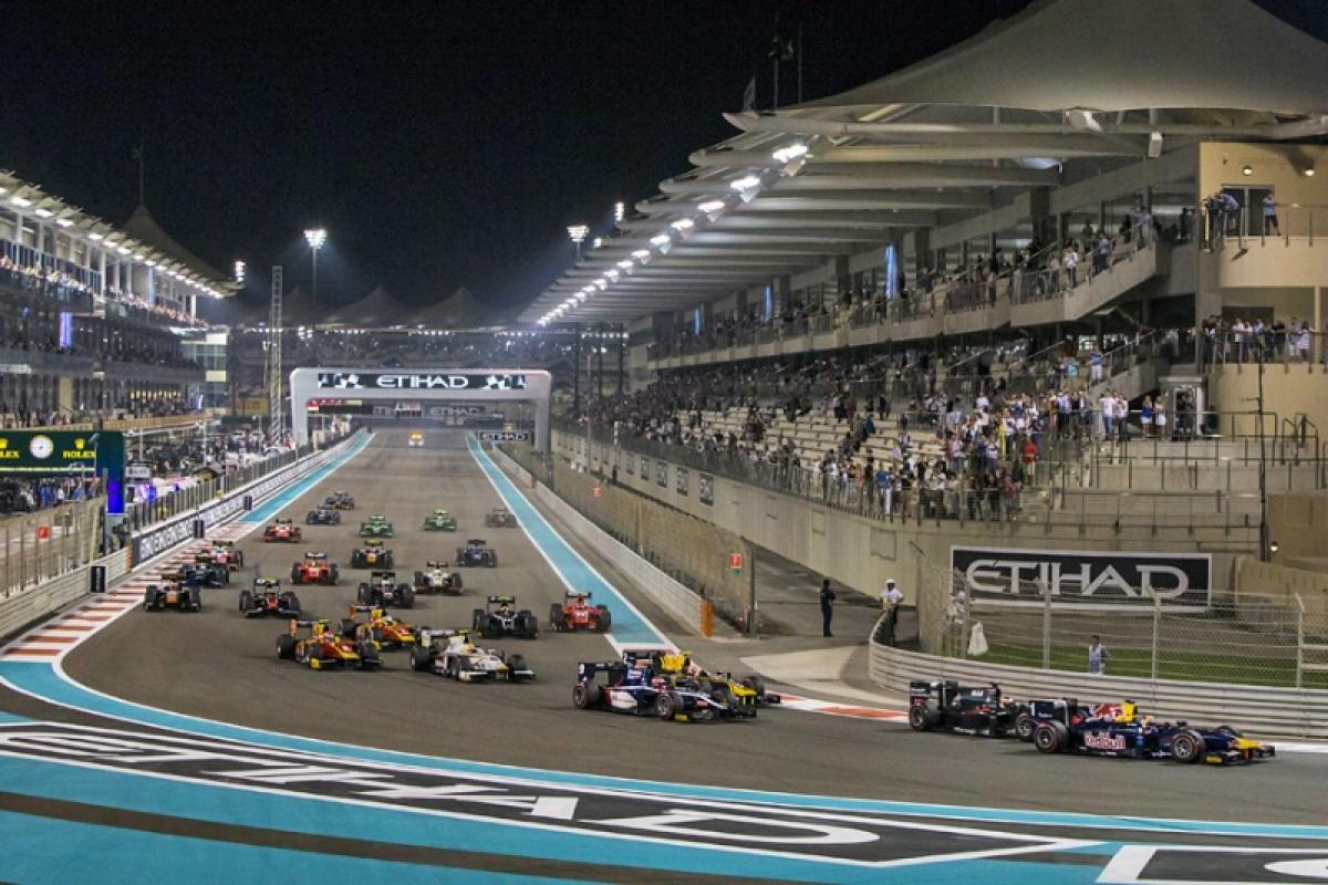 GP2: Final sprint race of 2015 aborted after huge first lap crash