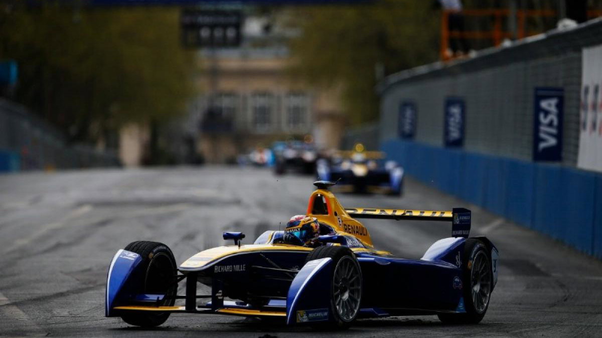 How do you drive a Formula E car?