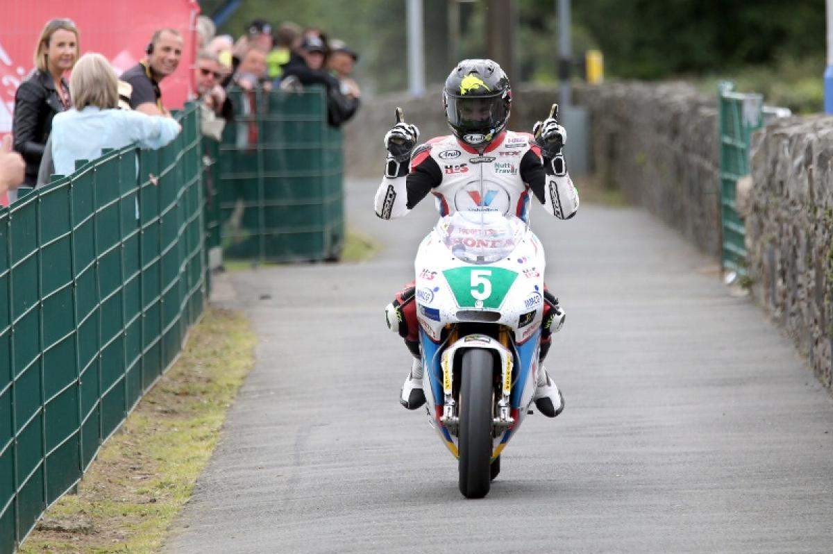 Classic TT: Dunlop edges Rutter in Junior race