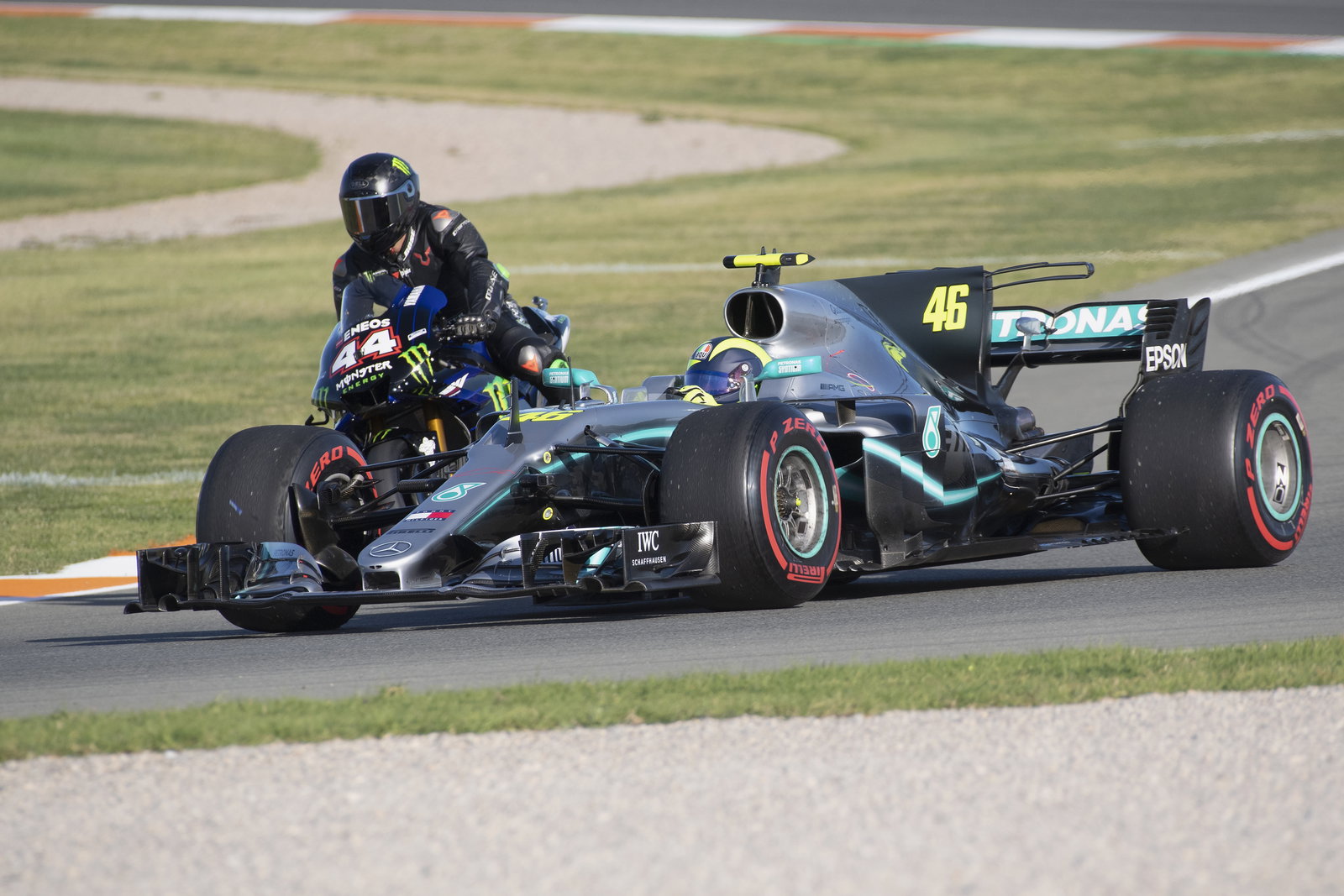 Rossi 'merasa seperti pembalap F1 sejati' selama Hamilton, menukar Mercedes