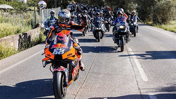 Miguel Oliveira leads fans to Portimao