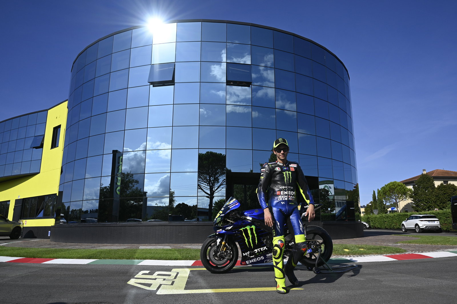 Valentino Rossi mengendarai motor MotoGP dari Tavullia ke Misano!