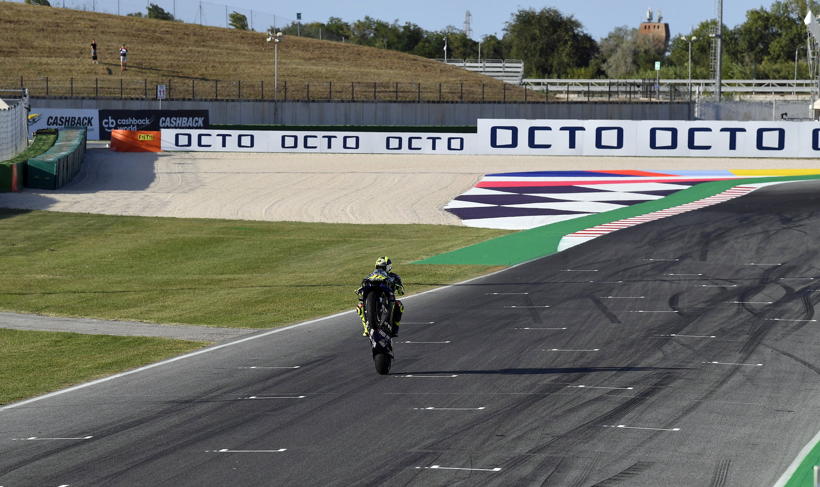 Valentino Rossi mengendarai motor MotoGP dari Tavullia ke Misano!